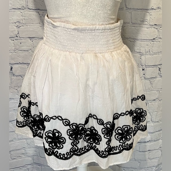 Joe B Juniors Size Medium White Black Embroidered Cotton Pull-On Skirt - Picture 3 of 6